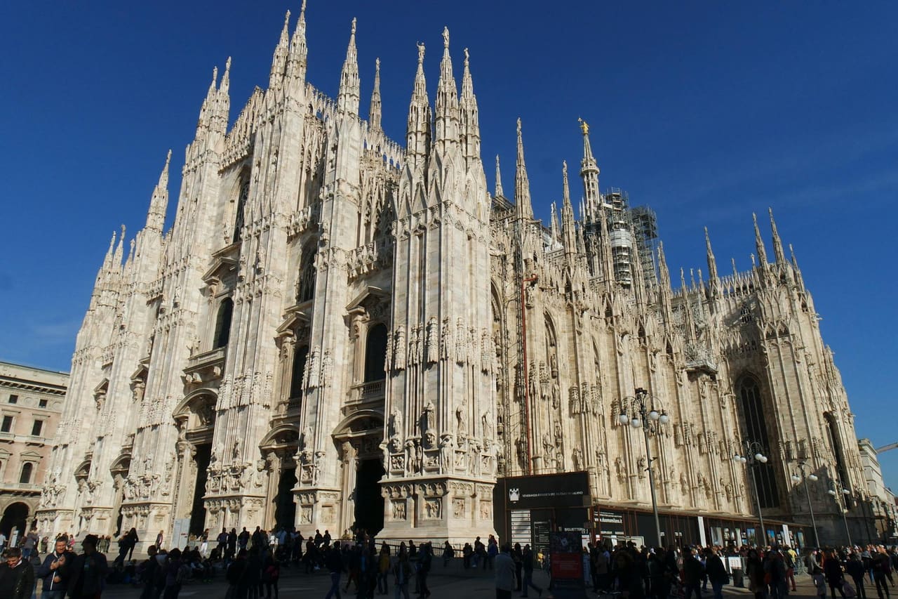 Company formation in Italy: office district and notarial documents.